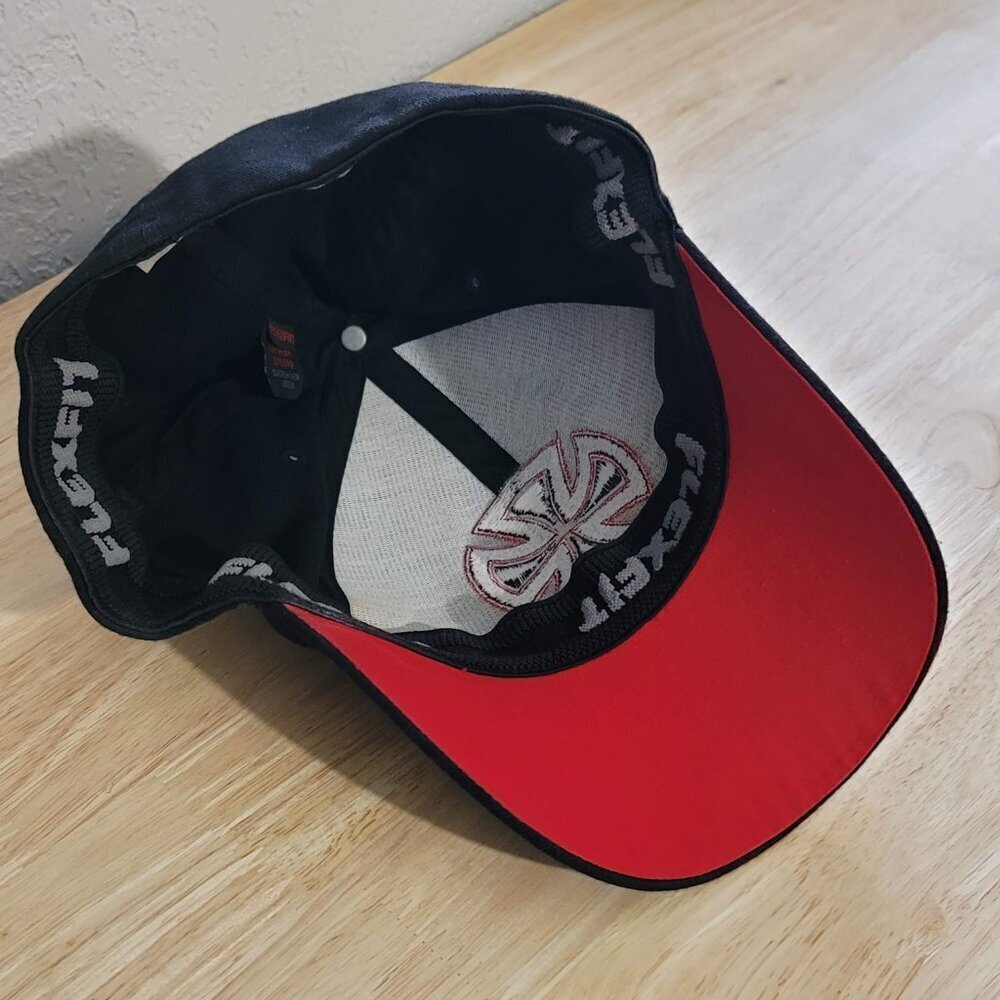 Vintage Independent Trucks Skateboards Black Red Cross Flexfit Fitted Hat Cap XS - Picture 4 of 6